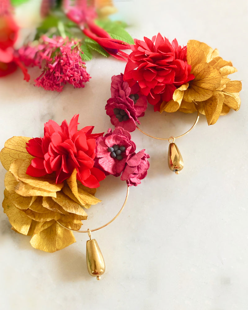 Boucles D'oreilles Pendantes Avec Fleur Rouge Et Feuille D'or Sur Acier - Neuf Sans Emballage